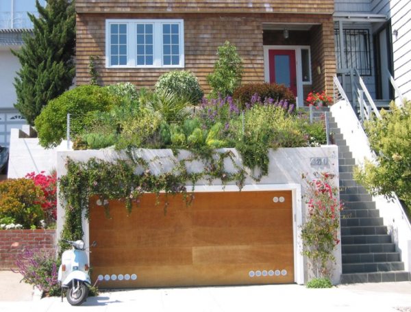 Garasi dengan atap teras hijau sebagai taman atap